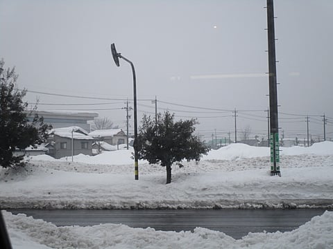 道路の雪も融けてきて運転しやすくなってきましたが、まだ道は狭いです。